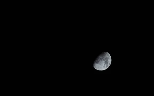 Erstaunliche Aufnahme des Mondes in einem dunklen Himmel - ideal für einen Hintergrund oder eine Tapete — Stockfoto