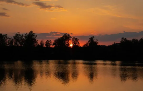 Сцена заката в озере — стоковое фото