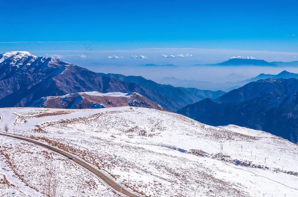 Beautiful Low Angle Shot Breathtaking Mountainous Scenery Covered Snow Andes — Stock Photo, Image