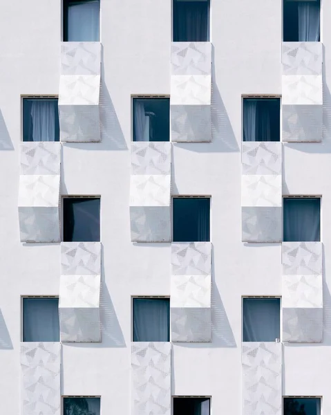 Imagen vertical de un hermoso edificio blanco con ventanas azules —  Fotos de Stock