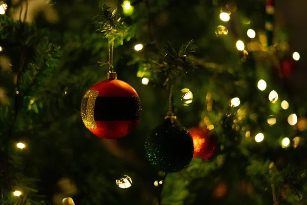 Glanzend schattig Kerst ornament opknoping op een boom verspreiden van een feestelijke sfeer — Stockfoto