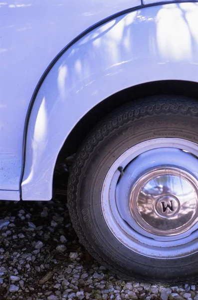 Velho carro azul — Fotografia de Stock