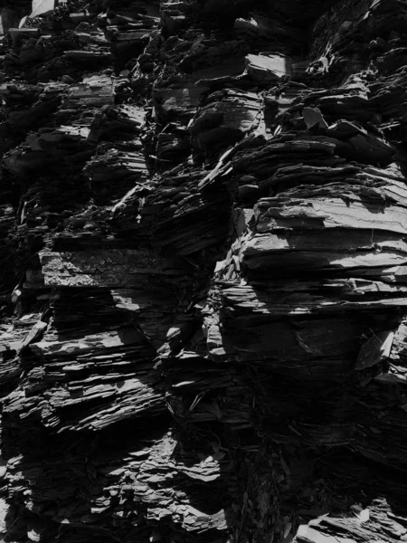 Escamas grises verticales de hermosas capas de rocas viejas — Foto de Stock