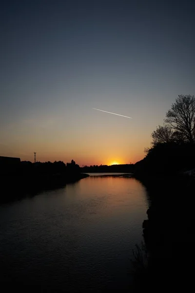 Een Verticaal Shot Van Zonsondergang Weerkaatst Het Meer Met Een — Stockfoto