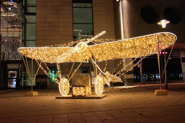 Рождественская скульптура в форме самолета на улице в Магдебурге, Германия ночью — стоковое фото