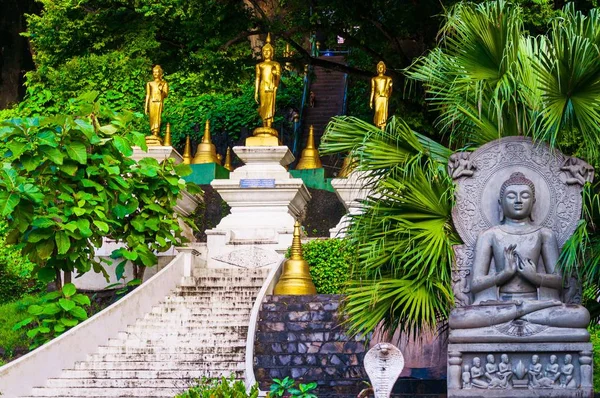 タイ、クラビ、タイ、アジアのタイガー洞窟寺院で有名な歴史的建造物の閉鎖ショット — ストック写真