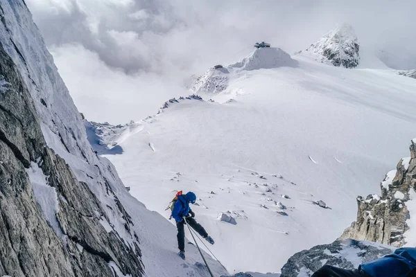 Les alpinistes escaladent les Alpes enneigées du massif du Mont-Blanc — Photo