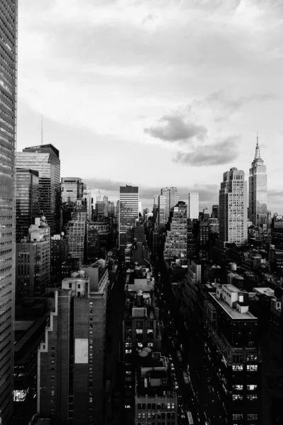 Vertical grey scale shot of the buildings and skyscrapers in New York City, United States — Stock Photo, Image