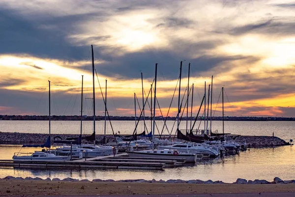 Segelboote am Hafen gefangen unter dem schönen Sonnenuntergang — Stockfoto