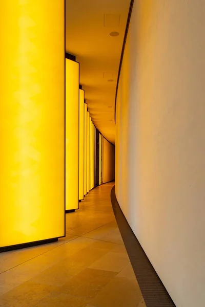 Vue Verticale Étroit Couloir Illuminé Bâtiment Moderne — Photo