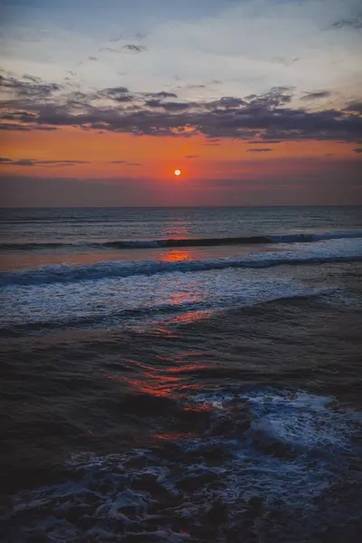 Imagem vertical do belo pôr-do-sol sobre o oceano em Waverly, Nova Zelândia — Fotografia de Stock