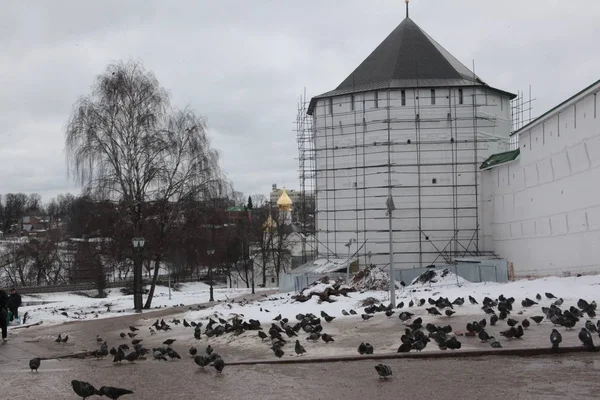 Weißer Bau umgeben von Bäumen und Koliken mit einer russischen Kirche im Hintergrund — Stockfoto