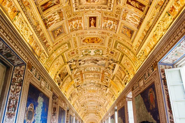 Vatikan müzesinin nefes kesici tavanının alçak açılı görüntüsü. — Stok fotoğraf