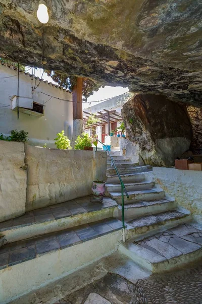 Tiro vertical das escadas velhas sob uma pedra grande capturada em Samos, Greece — Fotografia de Stock