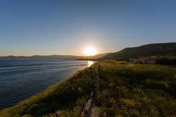 Vacker gräsbevuxen strand vid lugna havet fångas i Samos, Grekland — Stockfoto