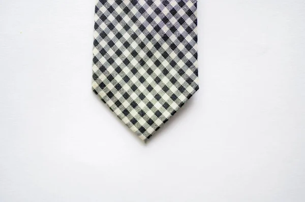 Boven foto van een witte en zwarte stropdas op een wit oppervlak — Stockfoto