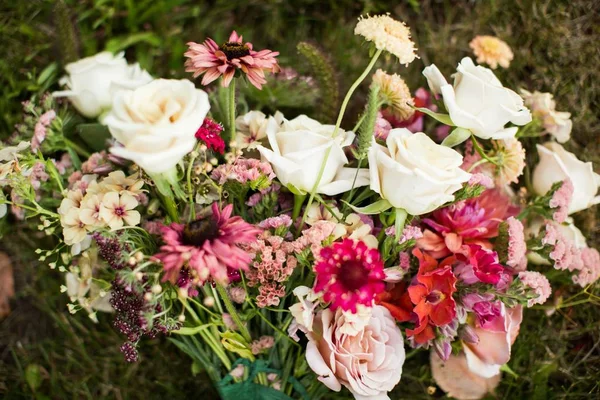 Belle composition florale avec différentes fleurs sauvages — Photo