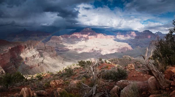 Hoge hoek landschap van rotsformaties raken de bewolkte lucht — Stockfoto