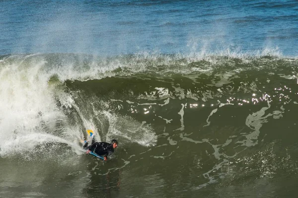 Nazar Portugal Ago 2019 Surfista Andando Água Oceano Verde Direcção — Fotografia de Stock