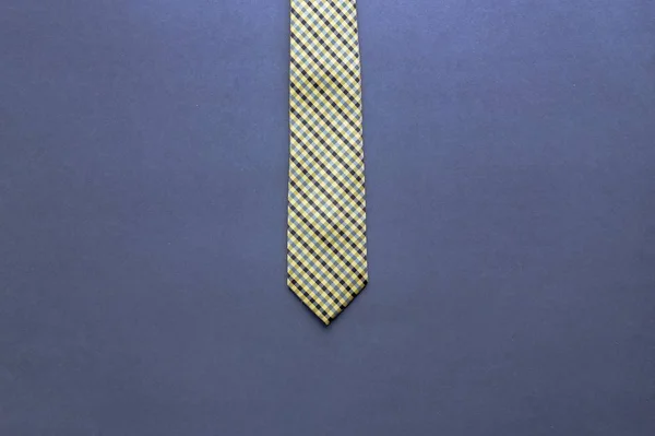 Krawatte mit verschiedenen Farbstreifen auf dunkelblauer Oberfläche — Stockfoto