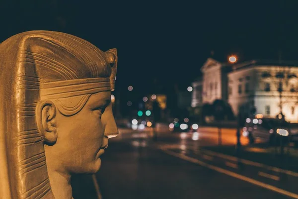 Uma Estátua Dourada Faraó Egípcio Noite Com Fundo Borrado — Fotografia de Stock