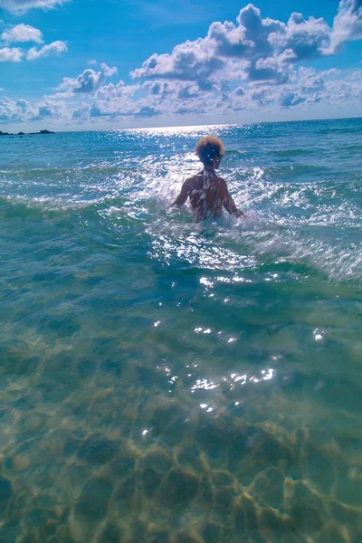 Nefes Kesen Güneşin Altında Yüzmeye Hazırlanan Atletik Bir Erkeğin Dikey — Stok fotoğraf