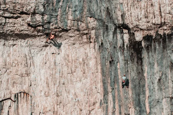 Två män klättrar uppför klippan — Stockfoto