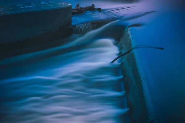 High angle shot of a stunning waterfall flowing in the river in the middle of the city — Stock Photo, Image