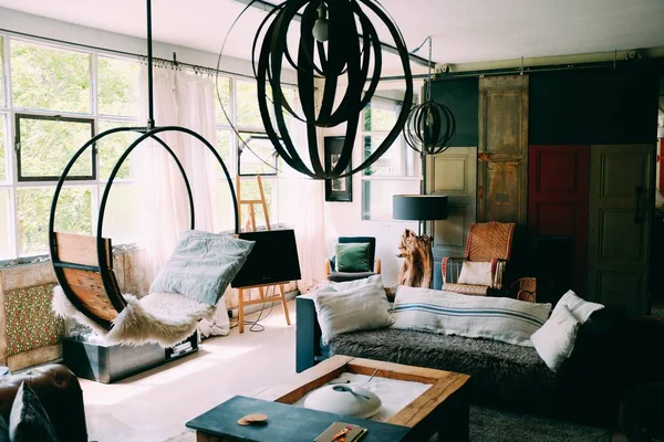 Vackra moderna möbler och lampor i en möbelaffär — Stockfoto