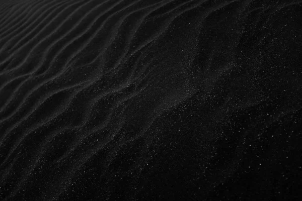 Hochwinkel-Graustufenaufnahme der schönen Muster im Sand — Stockfoto