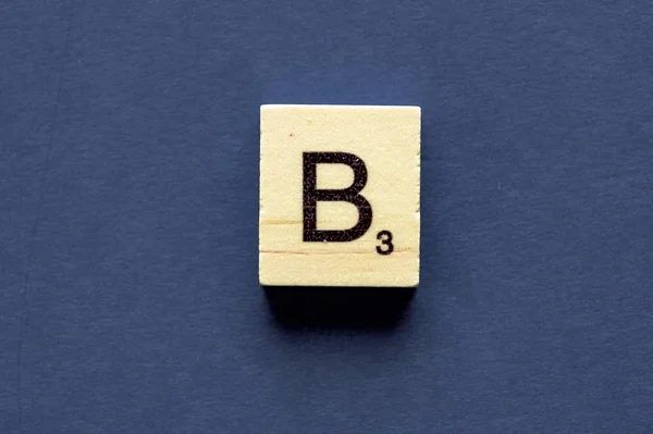 Letter B on a wooden cube from a wordplay board game — Stock fotografie