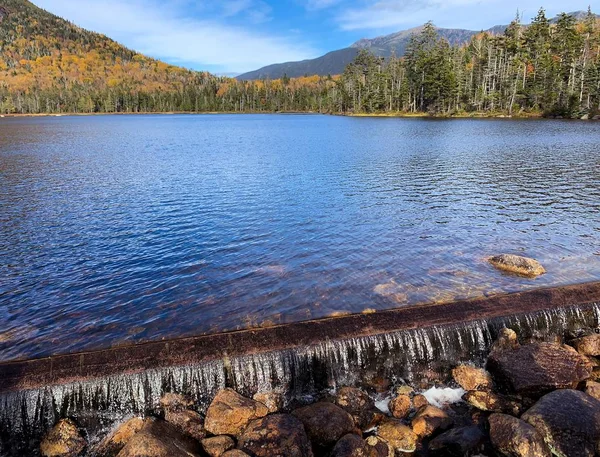 新罕布什尔州威拉德山附近森林中美丽的湖水 — 图库照片
