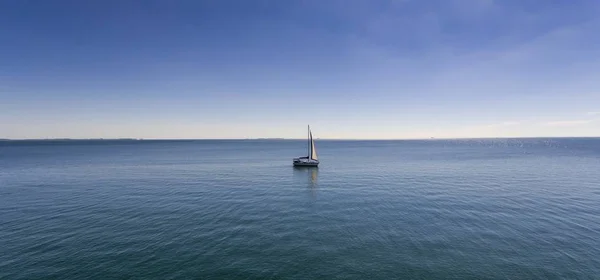 Amplio tiro de un velero en medio del pacífico océano — Foto de Stock
