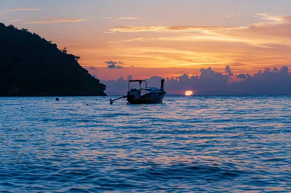 Loď Plující Oceánu Během Úchvatného Západu Slunce Ostrově Koh Phi — Stock fotografie