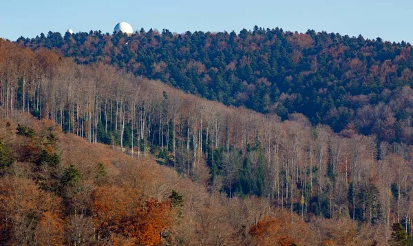 秋にクロアチアのザグレブにある山の上の天気塔 — ストック写真