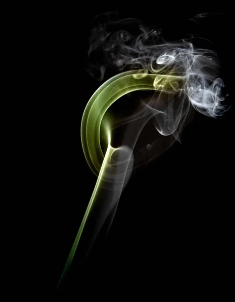 Tiro vertical de humo verde sobre un fondo negro — Foto de Stock