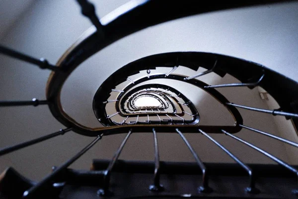 Nízký úhel záběr černé a bílé točité schody - skvělé pro chladné pozadí — Stock fotografie