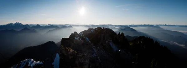 Monte Pilchuck en el estado de Washington con cumbres cubiertas por la niebla en el fondo — Foto de Stock