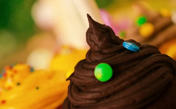 Focalizare selectivă a cremei de ciocolată a unei prăjituri cu bomboane pe fundal încețoșat — Fotografie, imagine de stoc