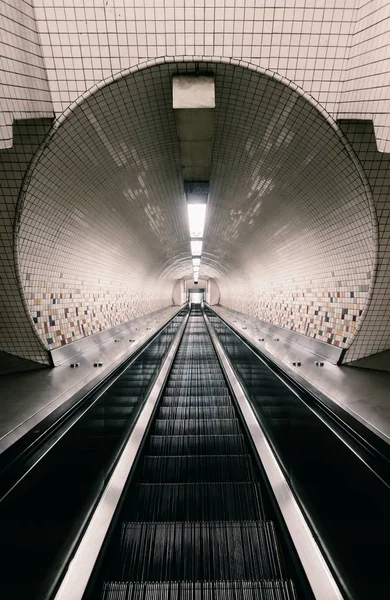 Foto de alto ângulo da escada rolante na estação de trem em Nova York, Estados Unidos — Fotografia de Stock