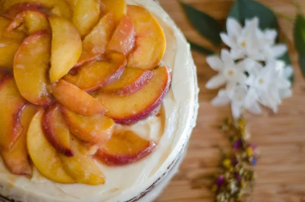 Высокоугольный селективный снимок вкусного свежеиспеченного персикового пирога — стоковое фото