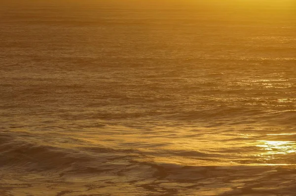 在温暖的夕阳西下 一幕幕平静的海浪冲向海岸的特写镜头 — 图库照片
