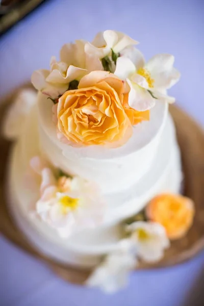Függőleges nagy szög lövés egy gyönyörű esküvői torta fehér és sárga virágok — Stock Fotó
