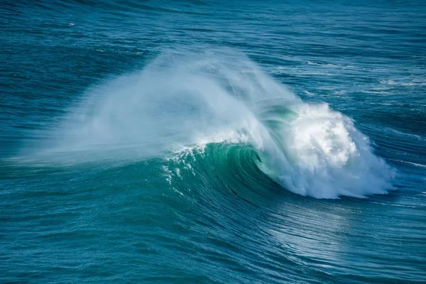 ポルトガルのナザレ自治体近くの大西洋の泡立ち波 — ストック写真