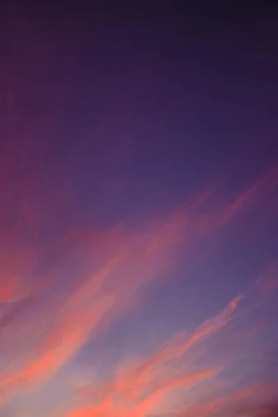 Vertikální dechberoucí snímek oblohy v teplém růžovém a fialovém barevném schématu — Stock fotografie