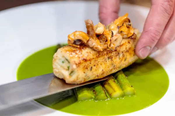 Fotografie de aproape de pește gătit cu ciuperci și o supă de sparanghel - perfectă pentru un blog alimentar — Fotografie, imagine de stoc