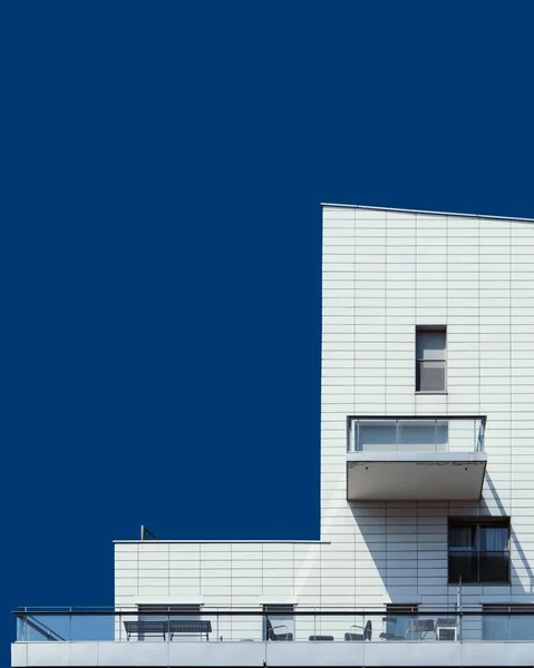 Вертикальний низький кут знімок красивої білої будівлі під блакитним небом — стокове фото