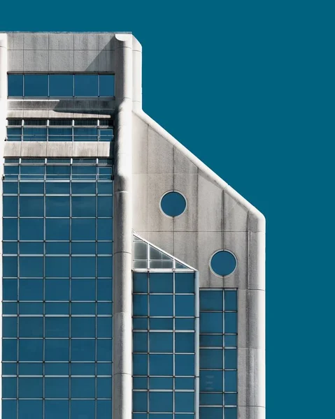 Tiro vertical de uma estrutura metálica cinzenta e branca sob o céu azul — Fotografia de Stock