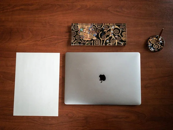 Hoge hoek opname van een Apple Macbook en andere objecten op een houten kantoortafel — Stockfoto