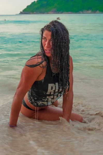 Özgürlük Sahili Patong Phuket Tayland Eğlenen Rus Bir Kadının Dikey — Stok fotoğraf